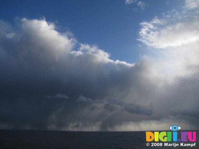 SX01404 Rain clouds over ocean